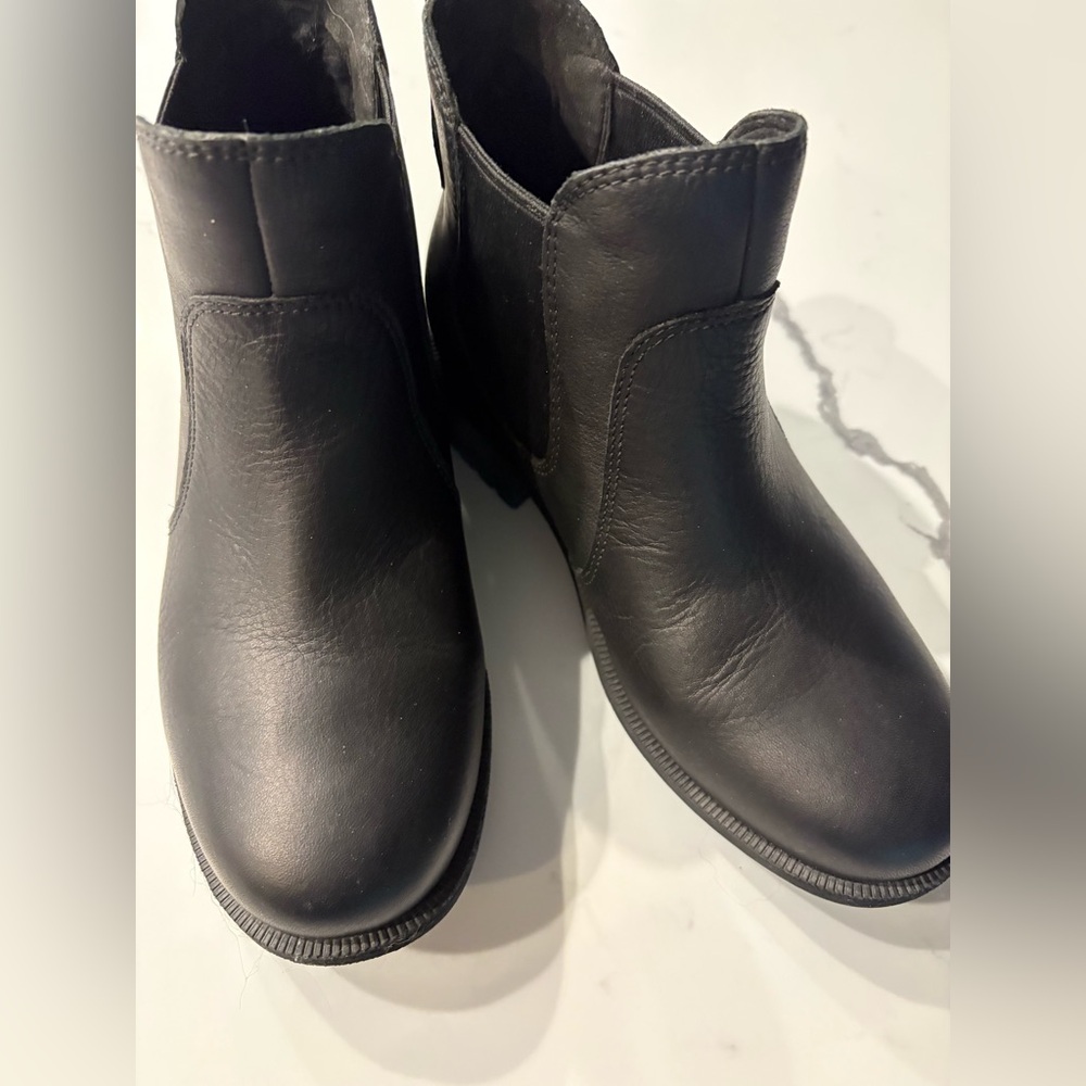 UGG Black Rain Boots, 7.5 - Picture 2 of 10